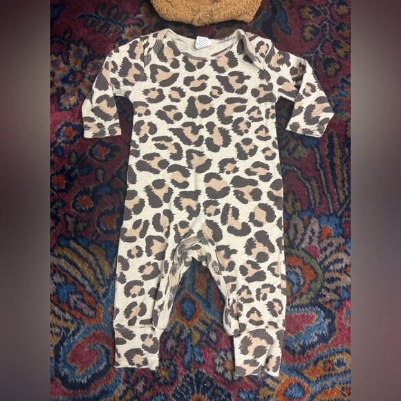 Leopard Print baby One Piece matching fleece bear hat & gloves moccasins bib - Picture 5 of 8